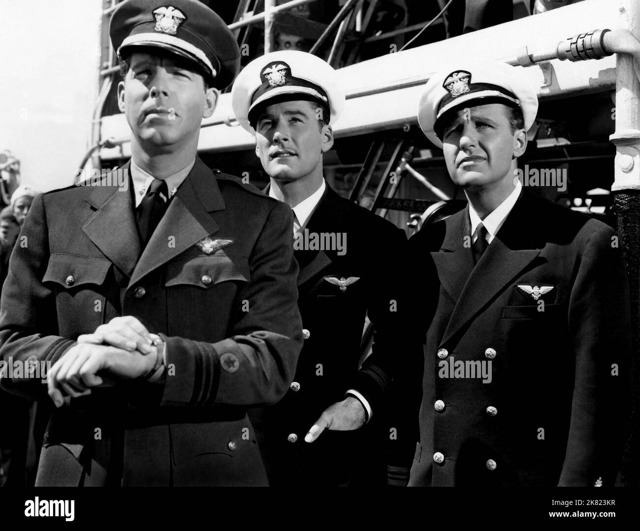 Fred MacMurray, Errol Flynn & Ralph Bellamy Film: Dive Bomer (1949) regista: Michael Curtiz 12 agosto 1941 **AVVERTENZA** questa fotografia è solo per uso editoriale ed è copyright di WARNER e/o del fotografo assegnato dalla Film o dalla Production Company e può essere riprodotta solo da pubblicazioni in concomitanza con la promozione del film di cui sopra. È richiesto un credito obbligatorio a WARNER. Il fotografo deve essere accreditato anche quando è noto. Nessun uso commerciale può essere concesso senza autorizzazione scritta da parte della Film Company. Foto Stock