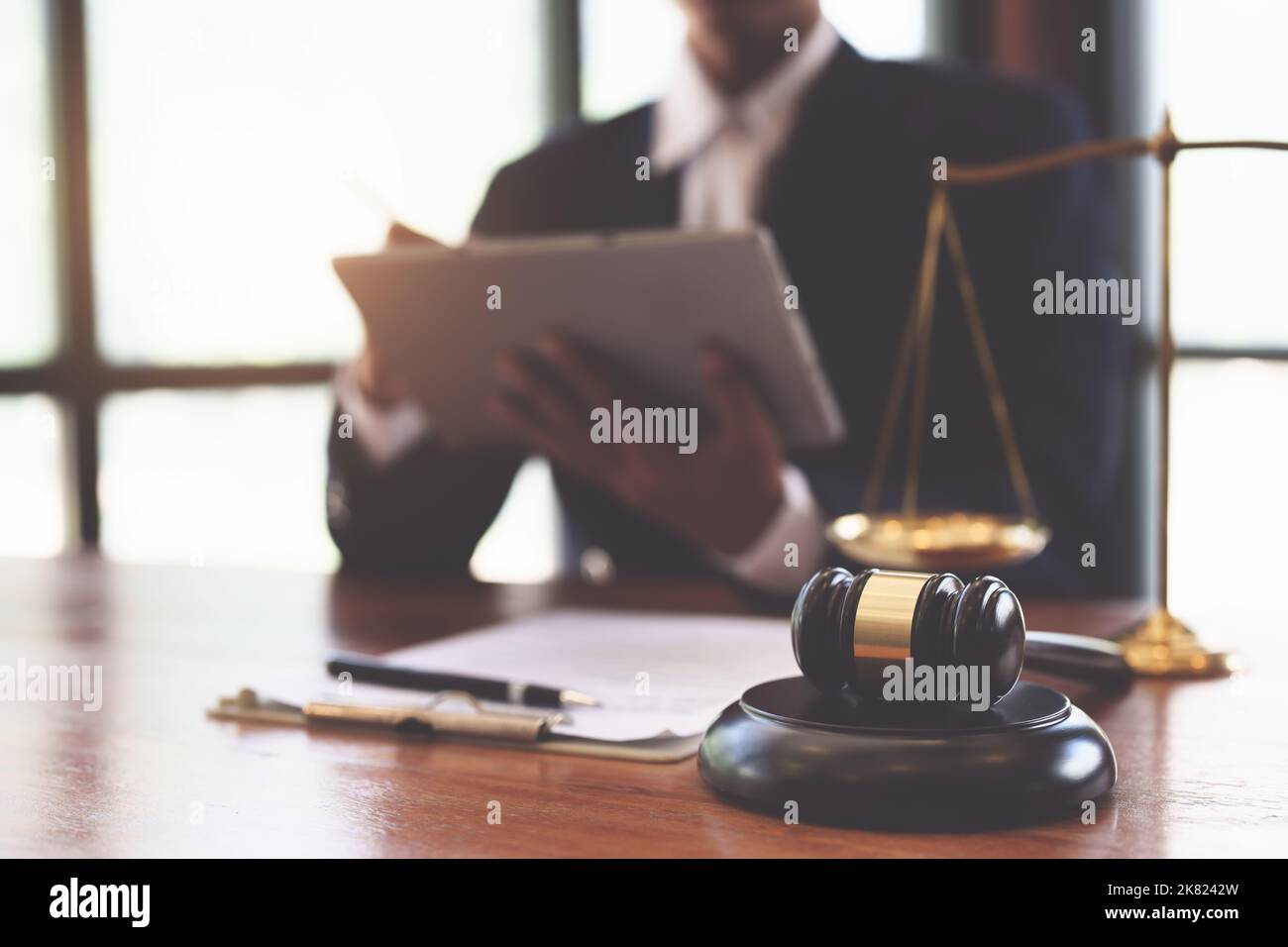 Avvocati e avvocati stanno studiando il caso prima di avviarlo in tribunale Foto Stock