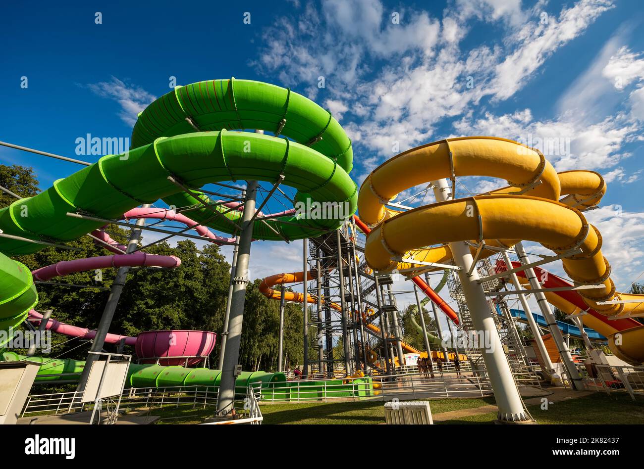 Scivolo d'acqua verde e giallo in aquapark Foto Stock