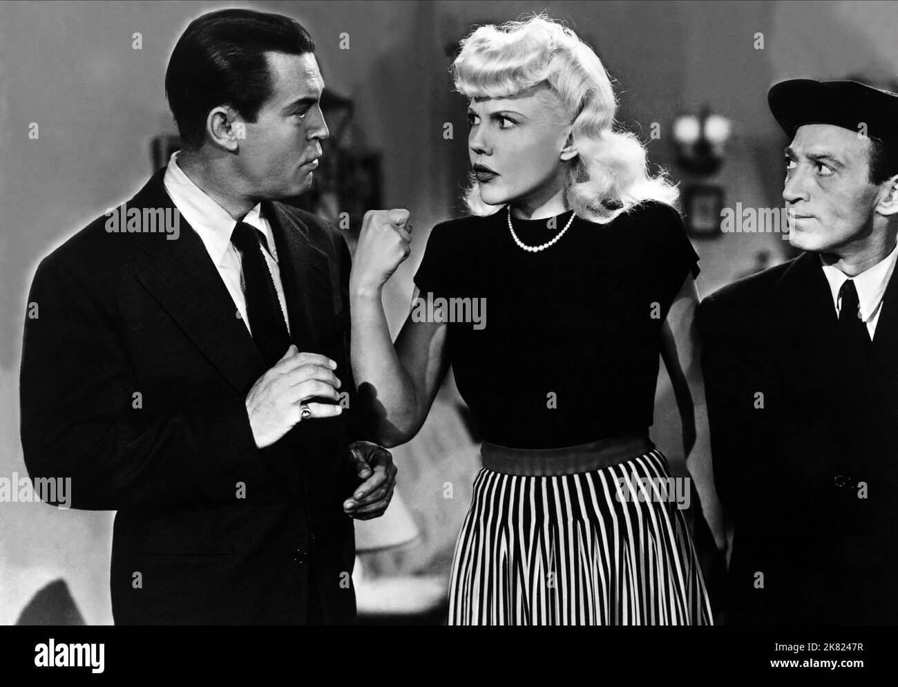 Chester Morris, Lynn Merrick, George E. Stone Film: Un close call per Boston Blackie (1946) personaggi: Horatio 'Boston Blackie' Black, Geraldine 'Gerry' Peyton, The Runt Director: Lew Landers 24 gennaio 1946 **AVVERTENZA** questa fotografia è solo per uso editoriale ed è copyright di COLUMBIA e/o del fotografo assegnato dalla Film o dalla Production Company e può essere riprodotta solo da pubblicazioni in concomitanza con la promozione del film di cui sopra. È richiesto un credito obbligatorio a COLUMBIA. Il fotografo deve essere accreditato anche quando è noto. Nessun uso commerciale può essere concesso senza w Foto Stock