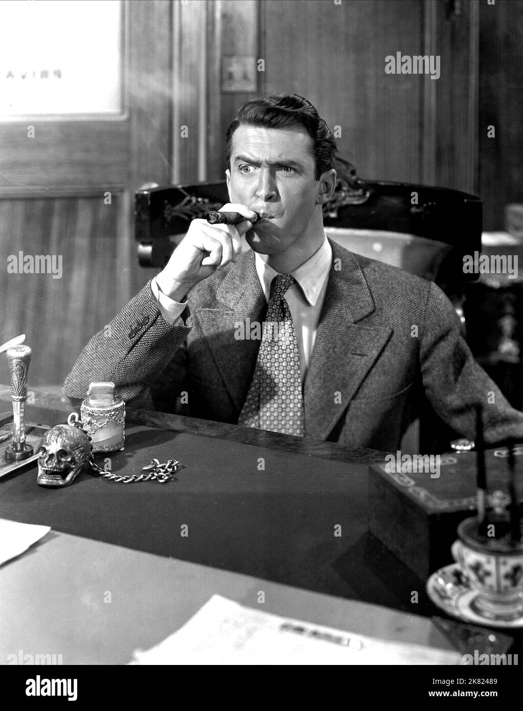 James Stewart Film IT'S A Wonderful Life (USA 1946) personaggi: George Bailey regista: Frank Capra 20 dicembre 1946 **WARNING** questa fotografia è solo per uso editoriale ed è copyright di RKO e/o The Photographer assegnato dalla Film or Production Company e può essere riprodotta solo da pubblicazioni in concomitanza con la promozione del suddetto Film. È richiesto un credito obbligatorio a RKO. Il fotografo deve essere accreditato anche se conosciuto. Nessun uso commerciale può essere concesso senza l'autorizzazione scritta di The Film Company. Foto Stock