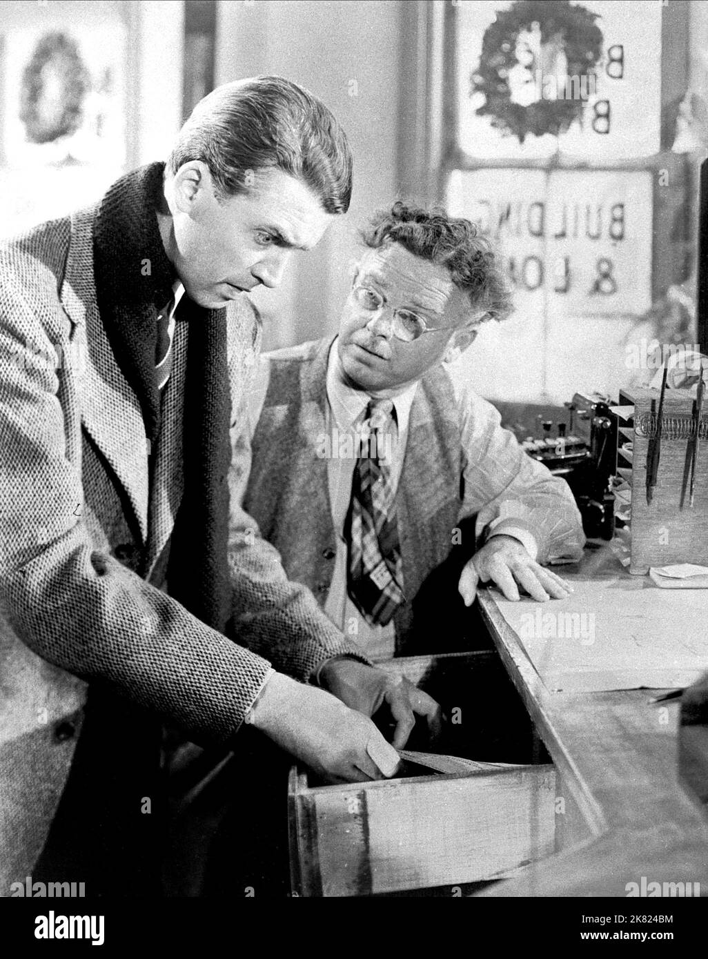 James Stewart Film IT'S A Wonderful Life (USA 1946) regista: Frank Capra 20 dicembre 1946 **ATTENZIONE** questa fotografia è ad uso esclusivamente editoriale ed è copyright di RKO e/o del fotografo assegnato dalla Film o Production Company e può essere riprodotta solo da pubblicazioni in concomitanza con la promozione del suddetto Film. È richiesto un credito obbligatorio a RKO. Il fotografo deve essere accreditato anche se conosciuto. Nessun uso commerciale può essere concesso senza l'autorizzazione scritta di The Film Company. Foto Stock