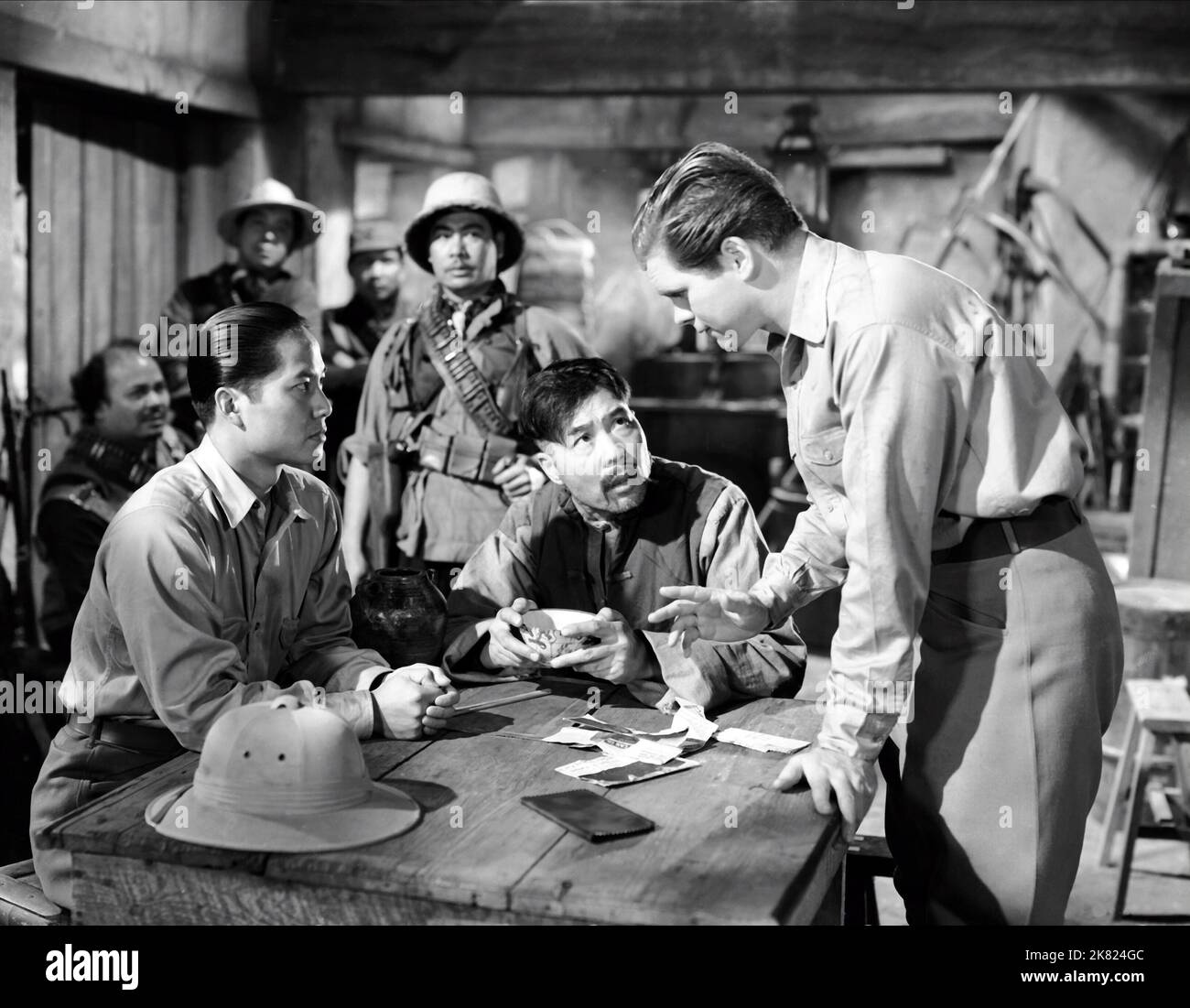 Keye Luke & Barry Nelson Film: A Yank on the Burma Road; China Caravan (USA 1942) regista: Seitz 29 gennaio 1942 **AVVERTENZA** questa fotografia è solo per uso editoriale ed è copyright di MGM e/o del fotografo assegnato dalla Film o Production Company e può essere riprodotta solo da pubblicazioni in concomitanza con la promozione del film di cui sopra. È richiesto un credito obbligatorio a MGM. Il fotografo deve essere accreditato anche quando è noto. Nessun uso commerciale può essere concesso senza autorizzazione scritta da parte della Film Company. Foto Stock