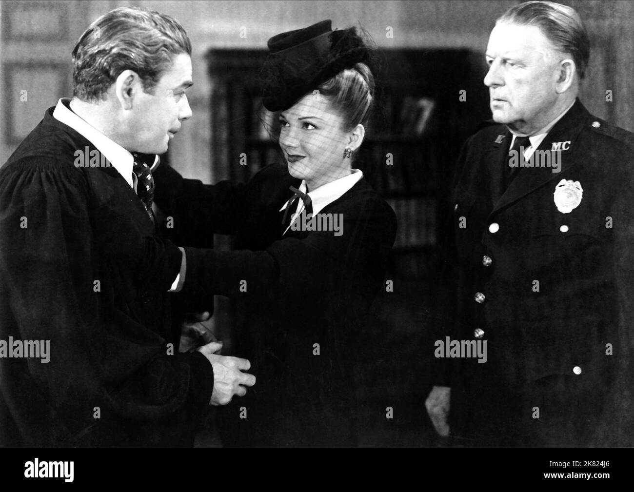 Paul Muni & Anne Baxter Film: Angel on My Shoulder (1944) personaggi: Eddie Kagle, Barbara Foster regista: Archie Mayo 20 settembre 1946 **AVVERTENZA** questa fotografia è solo per uso editoriale ed è copyright di CHARLES R. ROGERS PRODUCTIONS e/o del fotografo assegnato dalla Film o Production Company e può essere riprodotta solo da pubblicazioni in concomitanza con la promozione del film di cui sopra. È richiesto un credito obbligatorio per CHARLES R. ROGERS PRODUCTIONS. Il fotografo deve essere accreditato anche quando è noto. Nessun uso commerciale può essere concesso senza autorizzazione scritta da parte del Fi Foto Stock