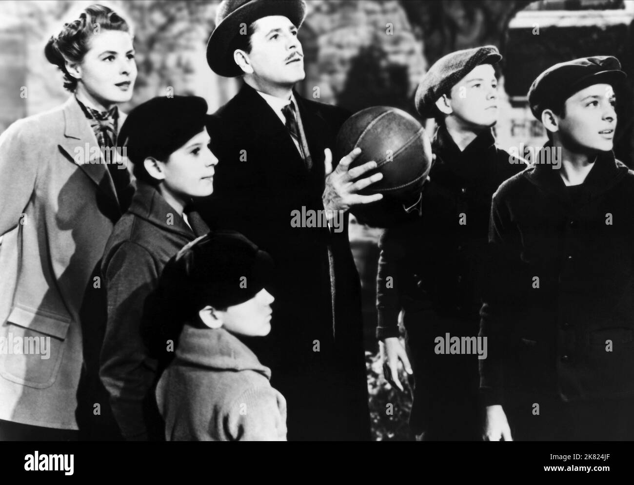 Ingrid Bergman, Billy Ray, Bobby Walberg, Warner Baxter, Wallace Chadwell e Steven Muller Film: Adam ha avuto quattro figli (USA 1941) personaggi: Emilie Gallatin, Jack Stoddard (giovane), Phillip Stoddard (giovane), Adam Stoddard, Chris Stoddard (giovane), David Stoddard (giovane) regista: Gregory Ratoff 18 febbraio 1941 **AVVERTENZA** questa fotografia è solo per uso editoriale ed è copyright di COLUMBIA e/o del fotografo assegnato dalla Film o Production Company e può essere riprodotta solo da pubblicazioni in concomitanza con la promozione del film di cui sopra. Un credito obbligatorio a COLUMBIA Foto Stock