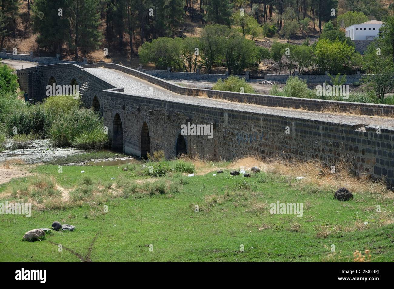 Il Ponte storico di Devegedi, conosciuto anche come Ponte Palu, Kara Köprü e Sultano Murad IV Köprüsü è un ponte in pietra in disuso di sette archi che attraversano il D. Foto Stock