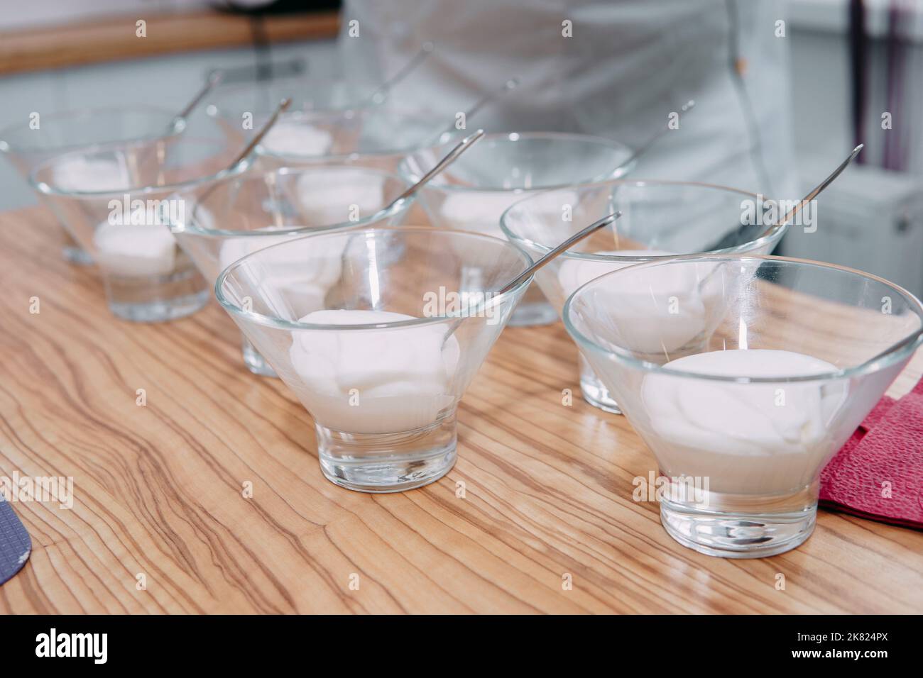 gelato ripieno di piala di vetro alla lezione di cucina Foto Stock