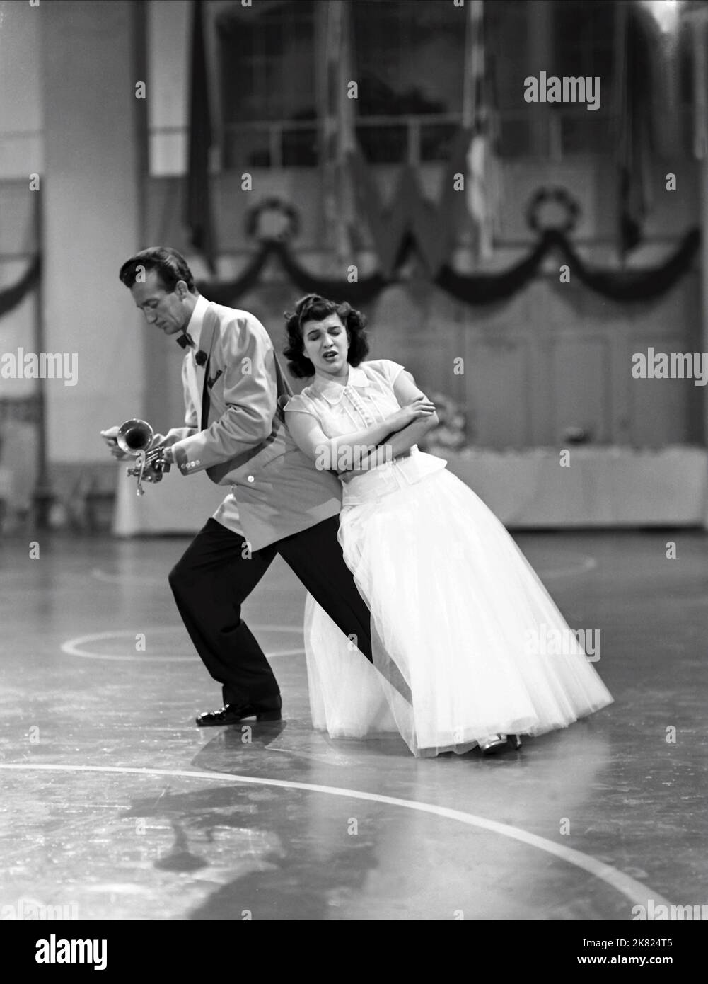 Harry James & Nancy Walker Film: Best Foot Forward (USA 1943) personaggi: Lui stesso - leader di Harry James e dei suoi Music Makers, Nancy - Blind Date Director: Edward Buzzell 29 giugno 1943 **AVVERTENZA** questa fotografia è solo per uso editoriale ed è copyright di MGM e/o del fotografo assegnato dalla Film o dalla Production Company e può essere riprodotta solo da pubblicazioni in concomitanza con la promozione del film di cui sopra. È richiesto un credito obbligatorio a MGM. Il fotografo deve essere accreditato anche quando è noto. Nessun uso commerciale può essere concesso senza l'autorizzazione scritta del Film Co Foto Stock