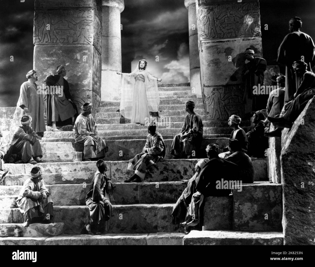 Jeanette Macdonald Film: Cairo (USA 1942) personaggi: Marcia Warren regista: W.S. Van Dyke 17 agosto 1942 **AVVERTENZA** questa fotografia è solo per uso editoriale ed è copyright di MGM e/o del fotografo assegnato dalla Film o dalla Production Company e può essere riprodotta solo da pubblicazioni in concomitanza con la promozione del film di cui sopra. È richiesto un credito obbligatorio a MGM. Il fotografo deve essere accreditato anche quando è noto. Nessun uso commerciale può essere concesso senza autorizzazione scritta da parte della Film Company. Foto Stock