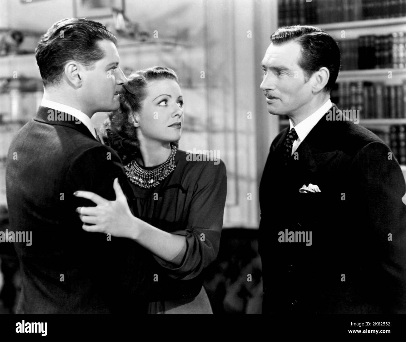 James Stephenson, Margot Stevenson & Ralph Forbes Film: Calling Philo Vance (1942) personaggi: Philo Vance, Hilda Lake, Tom McDonald regista: William Clemens 27 gennaio 1940 **AVVERTENZA** questa fotografia è solo per uso editoriale ed è copyright di WARNER BROS e/o del fotografo assegnato dalla Film o dalla Production Company e può essere riprodotta solo da pubblicazioni in concomitanza con la promozione del film di cui sopra. È richiesto un credito obbligatorio a WARNER BROS. Il fotografo deve essere accreditato anche quando è noto. Nessun uso commerciale può essere concesso senza l'autorizzazione scritta della F. Foto Stock