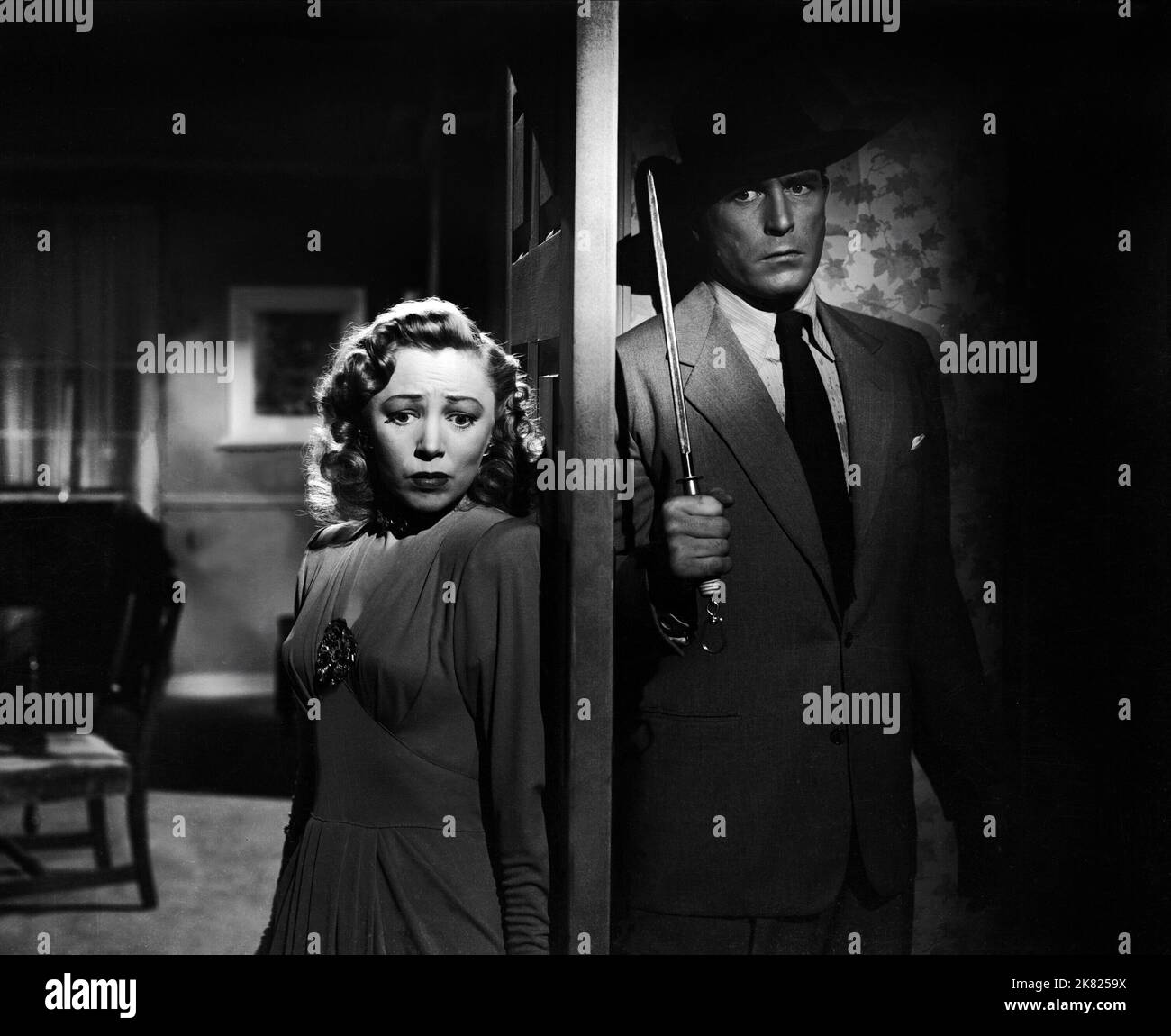 Claire Trevor & Phillip Terry Film Deadlier Than the male; Born to Kill; Lady of Deceit (1947) personaggi: Helen, Fred regista: Robert Wise 30 aprile 1947 **WARNING** questa fotografia è solo per uso editoriale ed è copyright della WARNER HOME e/o del fotografo assegnato dalla Film or Production Company e può essere riprodotta solo da pubblicazioni in concomitanza con la promozione del suddetto Film. È richiesto un credito obbligatorio per WARNER HOME. Il fotografo deve essere accreditato anche se conosciuto. Nessun uso commerciale può essere concesso senza l'autorizzazione scritta di The Film Company. Foto Stock