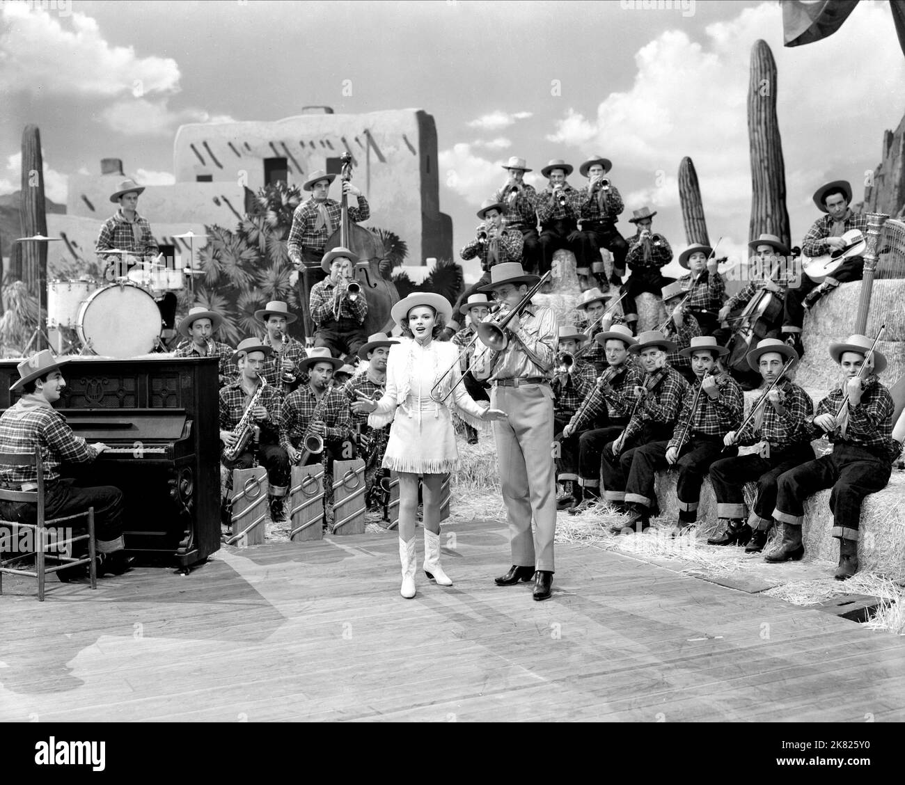 Judy Garland Film Girl Crazy (1943) personaggi: Ginger Gray regista: Norman Taurog 26 novembre 1943 **ATTENZIONE** questa fotografia è solo per uso editoriale ed è copyright della MGM e/o del fotografo assegnato dalla Film o Production Company e può essere riprodotta solo da pubblicazioni in concomitanza con la promozione del suddetto Film. È richiesto un credito obbligatorio a MGM. Il fotografo deve essere accreditato anche se conosciuto. Nessun uso commerciale può essere concesso senza l'autorizzazione scritta di The Film Company. Foto Stock