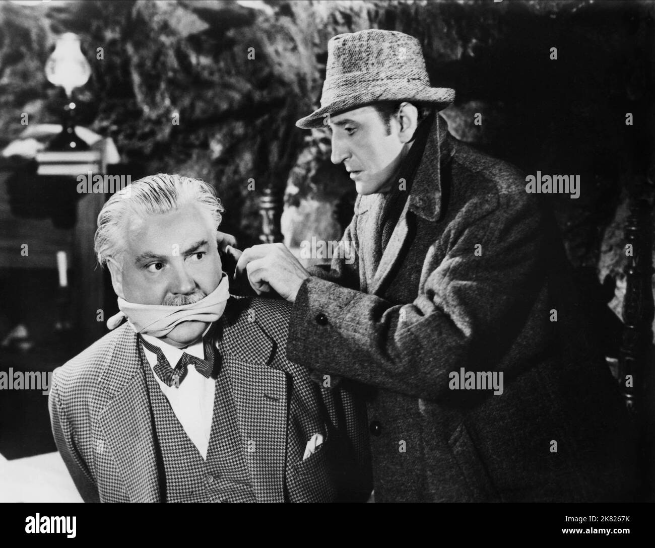 Nigel Bruce & Basil Rathbone Film: Sherlock Holmes a Washington (USA 1943) personaggi: Dr. John H. Watson & Sherlock Holmes / Sherlock Holmes Verfilmung regista: Roy William Neill 19 aprile 1943 **AVVERTENZA** questa fotografia è solo per uso editoriale ed è copyright di IMMAGINI UNIVERSALI e/o del fotografo assegnato dalla Film o dalla Production Company e può essere riprodotta solo da pubblicazioni in concomitanza con la promozione del film di cui sopra. È richiesto un credito obbligatorio per LE FOTO UNIVERSALI. Il fotografo deve essere accreditato anche quando è noto. Non può essere concesso alcun uso commerciale w Foto Stock