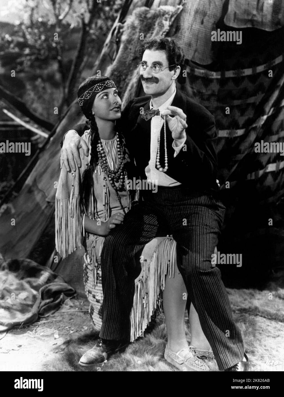 Groucho Marx Film Go West; Marx Brothers: Go West (USA 1940) Characters: S. Quentin quale Director: Edward Buzzell 06 dicembre 1940 **WARNING** questa fotografia è ad uso esclusivamente editoriale ed è copyright della MGM e/o del fotografo assegnato dalla Film o Production Company e può essere riprodotta solo da pubblicazioni in concomitanza con la promozione del suddetto Film. È richiesto un credito obbligatorio a MGM. Il fotografo deve essere accreditato anche se conosciuto. Nessun uso commerciale può essere concesso senza l'autorizzazione scritta di The Film Company. Foto Stock