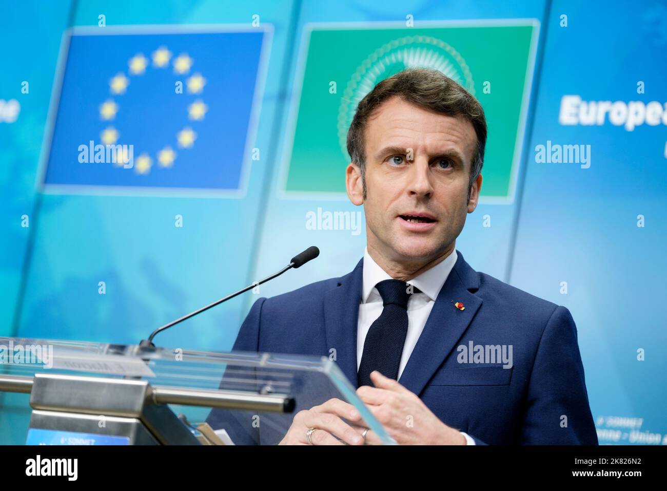 Belgio, Bruxelles, il 17 febbraio 2022: il presidente della Repubblica francese Emmanuel Macron partecipa alla conferenza stampa dell'Unione europea-Africa Foto Stock