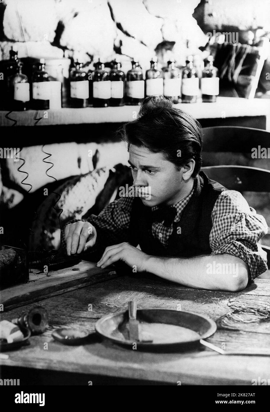 Mickey Rooney Film Young Tom Edison (1942) personaggi: Thomas Alva 'Tom' Edison regista: Norman Taurog 10 febbraio 1940 **ATTENZIONE** questa fotografia è ad uso esclusivamente editoriale ed è copyright della Film Company e/o del fotografo assegnato dalla Film o Production Company e può essere riprodotta solo da pubblicazioni in concomitanza con la promozione del suddetto Film. È richiesto un credito obbligatorio alla Film Company. Il fotografo deve essere accreditato anche se conosciuto. Nessun uso commerciale può essere concesso senza l'autorizzazione scritta di The Film Company. Foto Stock