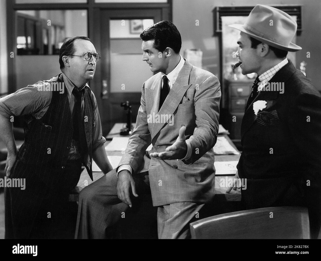 Frank Orth, Cary Grant & Abner Biberman Film: His Girl Friday (1945) personaggi: Duffy - Copy Editor, Walter Burns & Louis 'Diamond Louie 'Palutto regista: Howard Hawks 11 gennaio 1940 **AVVERTENZA** questa fotografia è solo per uso editoriale ed è copyright di COLUMBIA e/o del fotografo assegnato dalla Film o Production Company e può essere riprodotta solo da pubblicazioni in concomitanza con la promozione del film di cui sopra. È richiesto un credito obbligatorio a COLUMBIA. Il fotografo deve essere accreditato anche quando è noto. Nessun uso commerciale può essere concesso senza autorizzazione scritta da parte di t Foto Stock