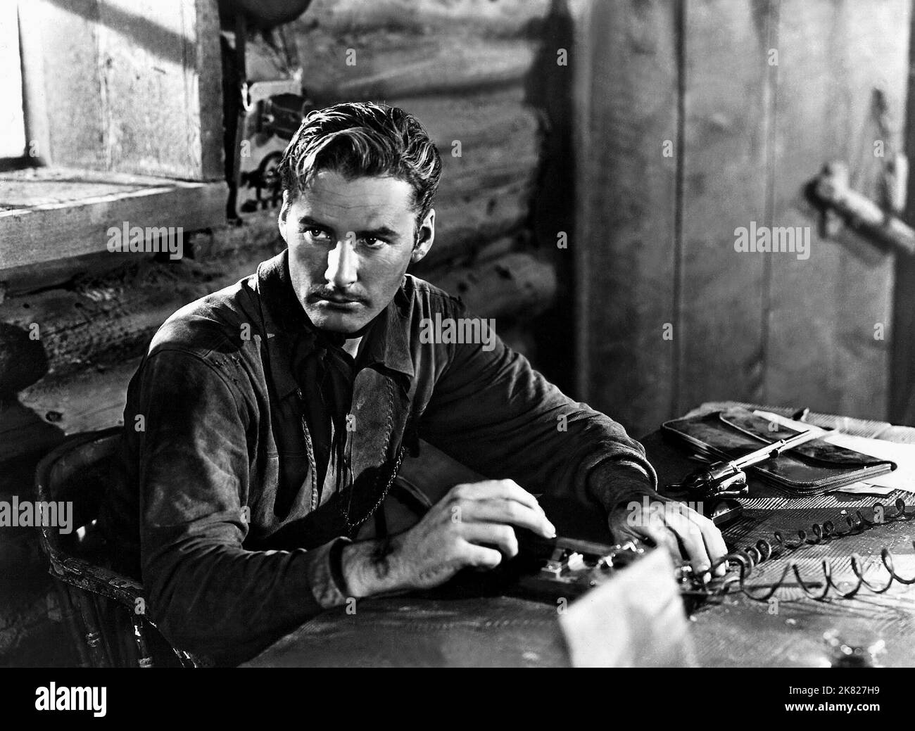 Errol Flynn Film: Virginia City (USA 1940) personaggi: Captain Kerry Bradford regista: Michael Curtiz 16 marzo 1940 **AVVERTENZA** questa fotografia è solo per uso editoriale ed è copyright di WARNER BROS. E/o del fotografo assegnato dalla Film o dalla Production Company e può essere riprodotta solo da pubblicazioni in concomitanza con la promozione del film di cui sopra. È richiesto un credito obbligatorio a WARNER BROS.. Il fotografo deve essere accreditato anche quando è noto. Nessun uso commerciale può essere concesso senza autorizzazione scritta da parte della Film Company. Foto Stock