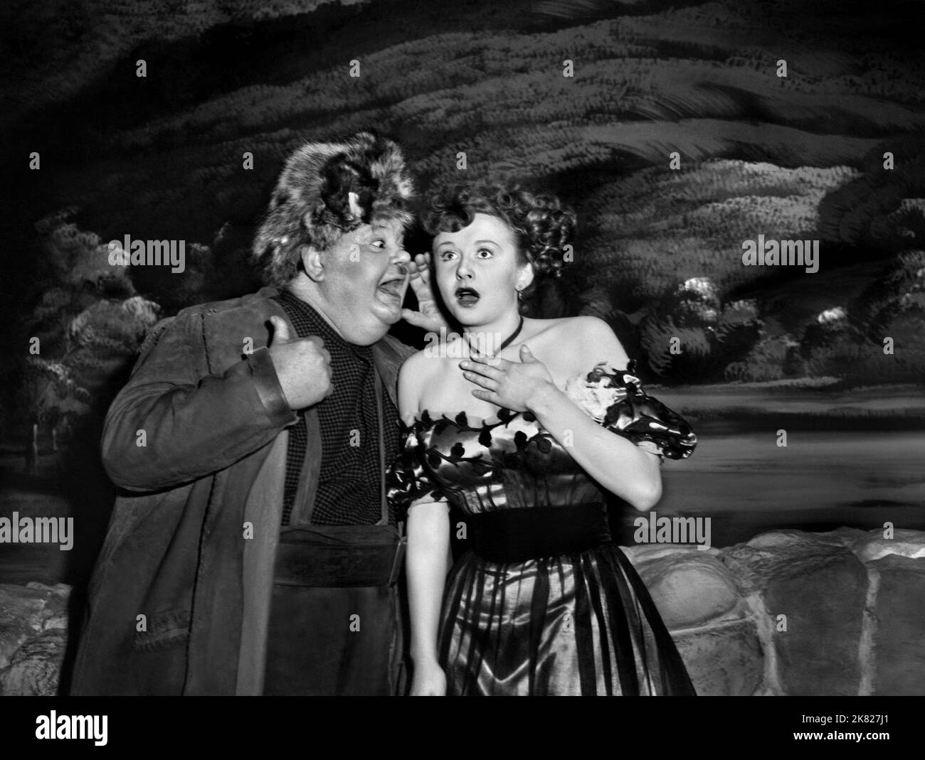 Oliver Hardy & vera Ralston Film: The Fighting Kentuckian (USA 1949) personaggi: Willie Paine & Fleurette De Marchand regista: George Waggner 15 settembre 1949 **AVVERTENZA** questa fotografia è solo per uso editoriale ed è copyright di JOHN WAYNE PRODUCTIONS e/o del fotografo assegnato dalla Film o Production Company e può essere riprodotta solo da pubblicazioni in concomitanza con la promozione del film di cui sopra. È richiesto un credito obbligatorio a JOHN WAYNE PRODUCTIONS. Il fotografo deve essere accreditato anche quando è noto. Nessun uso commerciale può essere concesso senza autorizzazione scritta fr Foto Stock