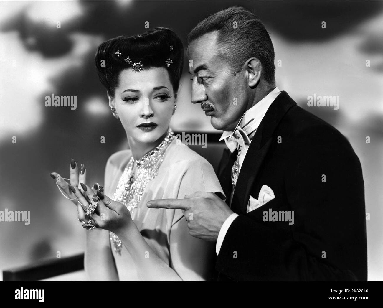 Sylvia Sidney & Robert Armstrong Film: Blood on the Sun (1941) personaggi: Iris Hilliard, col. Hideki Tojo regista: Frank Lloyd 26 aprile 1945 **AVVERTENZA** questa fotografia è solo per uso editoriale ed è copyright di WILLIAM CAGNEY PRODUCTIONS e/o del fotografo assegnato dalla Film o Production Company e può essere riprodotta solo da pubblicazioni in concomitanza con la promozione del film di cui sopra. È richiesto un credito obbligatorio per WILLIAM CAGNEY PRODUCTIONS. Il fotografo deve essere accreditato anche quando è noto. Nessun uso commerciale può essere concesso senza l'autorizzazione scritta della Fil Foto Stock
