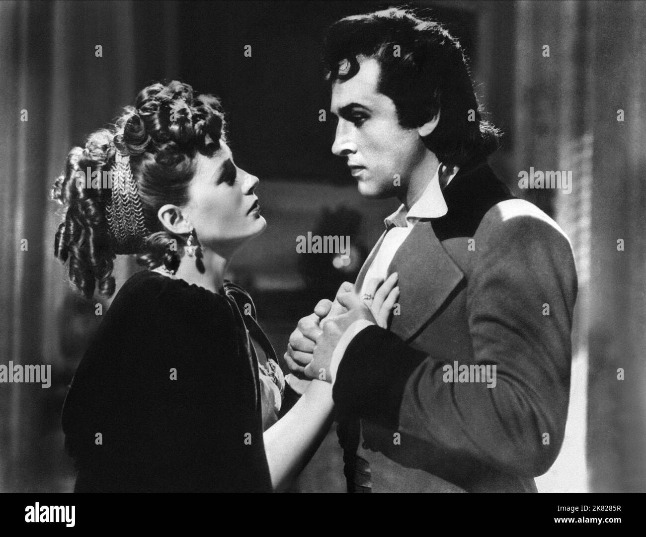 Phyllis Calvert & Stewart Granger Film: The Magic Bow (1948) personaggi: Jeanne de Vermond, Nicolo Paganini regista: Bernard Knowles 19 settembre 1946 **AVVERTENZA** questa fotografia è solo per uso editoriale ed è copyright delle IMMAGINI DI GAINSBOROUGH e/o del fotografo assegnato dalla Film o dalla Production Company e può essere riprodotta solo da pubblicazioni in concomitanza con la promozione del film di cui sopra. È richiesto un credito obbligatorio per LE FOTO DI GAINSBOROUGH. Il fotografo deve essere accreditato anche quando è noto. Nessun uso commerciale può essere concesso senza l'autorizzazione scritta del film Foto Stock