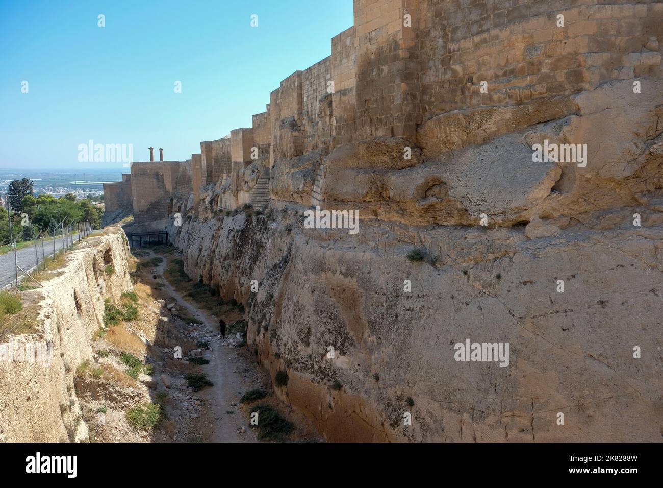 Il Castello di Şanlıurfa, o in breve Castello di Urfa, è un castello che si affaccia sul centro della città di Şanlıurfa (precedentemente Edessa), Turchia. Foto Stock