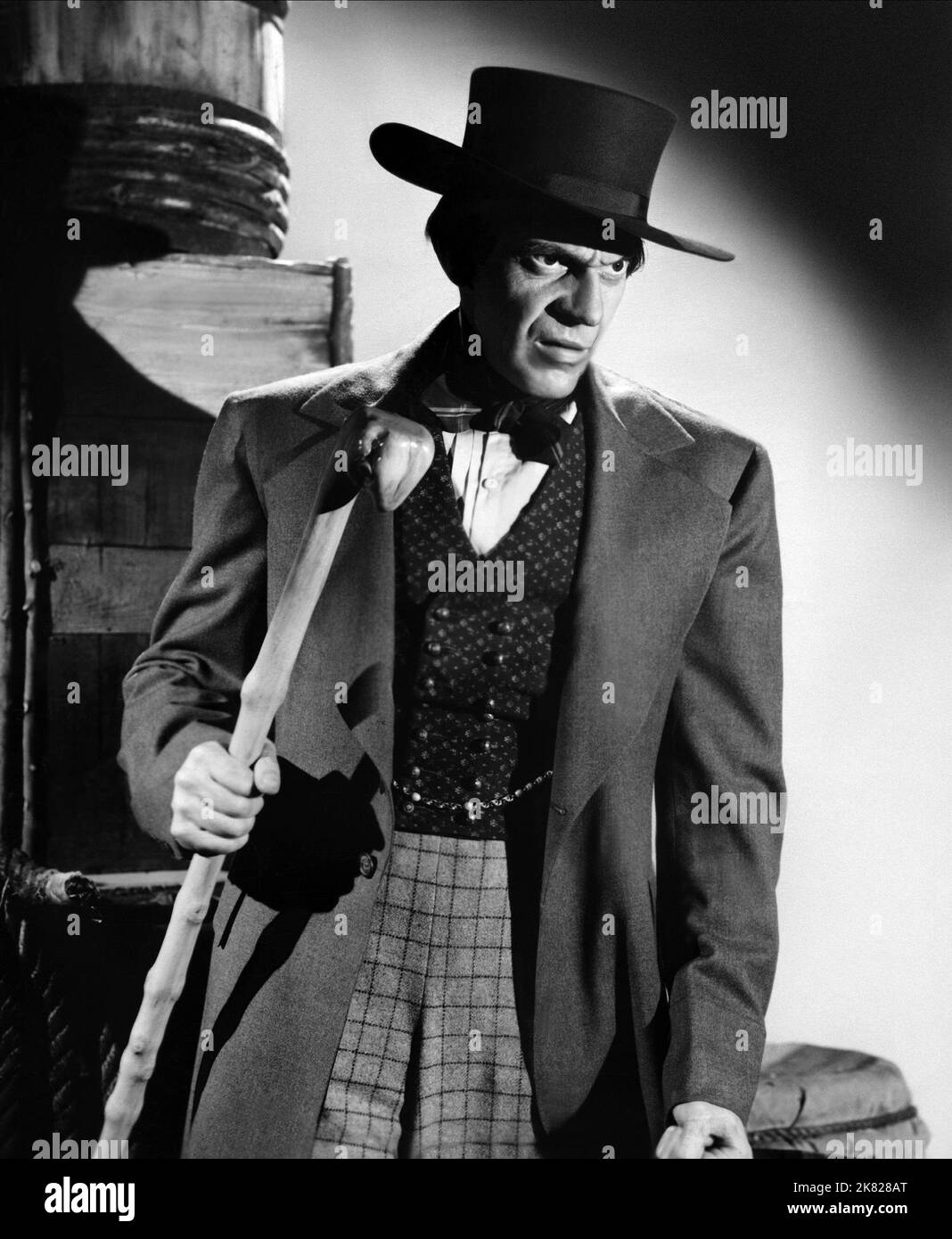 Raymond Massey Film: Reap the Wild Wind (USA 1942) personaggi: King Cutler / Verfilmung eines Zeitungsartikels (basato su Un post-story del sabato sera di Thelma Strabel) regista: Demille 18 marzo 1942 **AVVERTENZA** questa fotografia è esclusivamente per uso editoriale ed è copyright delle IMMAGINI DI PRIMARIA IMPORTANZA e/o del fotografo assegnato dalla Film o dalla Società di produzione e può essere riprodotta solo da pubblicazioni in concomitanza con la promozione del film di cui sopra. È richiesto un credito obbligatorio per LE FOTO DI PARAMOUNT. Il fotografo deve essere accreditato anche quando è noto. Nessun uso commerciale c Foto Stock