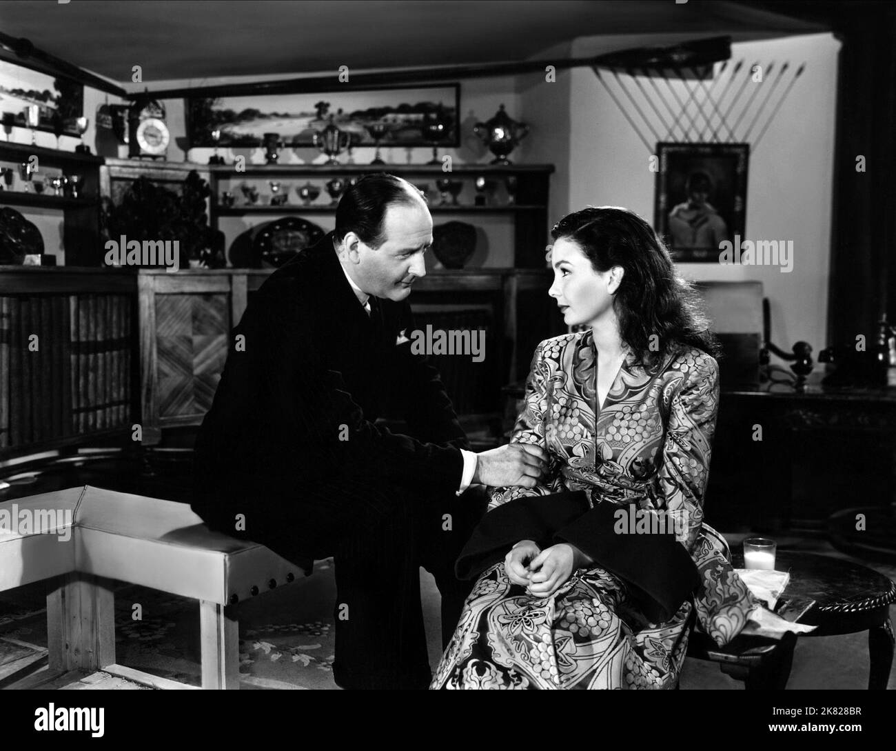 Cecil Parker & Jean Simmons Film: The Woman in the Hall (1947) personaggi: Sir Halmar Barnard, Joy Blake regista: Jack Lee 28 ottobre 1947 **AVVERTENZA** questa fotografia è solo per uso editoriale ed è copyright di RANGO e/o del fotografo assegnato dalla Film o dalla Production Company e può essere riprodotta solo da pubblicazioni in concomitanza con la promozione del film di cui sopra. È richiesto un credito obbligatorio per LA CLASSIFICA. Il fotografo deve essere accreditato anche quando è noto. Nessun uso commerciale può essere concesso senza autorizzazione scritta da parte della Film Company. Foto Stock