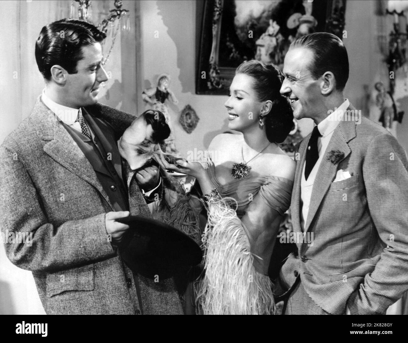 Peter Lawford, Ann Miller & Fred Astaire Film: Sfilata di Pasqua (1948) personaggi: Jonathan Harrow III, Nadine Hale, Don Hewes regista: Charles Walters 07 luglio 1948 **AVVERTENZA** questa fotografia è solo per uso editoriale ed è copyright della Film Company e/o del fotografo assegnato dalla Film o dalla Production Company e può essere riprodotta solo da pubblicazioni in concomitanza con la promozione del film di cui sopra. È richiesto un credito obbligatorio alla società cinematografica. Il fotografo deve essere accreditato anche quando è noto. Nessun uso commerciale può essere concesso senza l'autorizzazione scritta della Fil Foto Stock