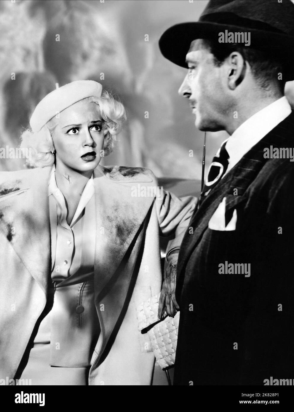 Lana Turner & Leon Ames Film: Il Postman suona sempre due volte (USA 1946) personaggi: Cora Smith, Kyle Sackett / Titel Auch: 'Die Rechnung Ohne Den Wirt' regista: Tay Garnett 02 maggio 1946 **AVVERTENZA** questa fotografia è solo per uso editoriale ed è copyright di MGM e/o del fotografo assegnato dalla Film o dalla Production Company e può essere riprodotta solo da pubblicazioni in concomitanza con la promozione del film di cui sopra. È richiesto un credito obbligatorio a MGM. Il fotografo deve essere accreditato anche quando è noto. Nessun uso commerciale può essere concesso senza l'autorizzazione scritta del film C. Foto Stock