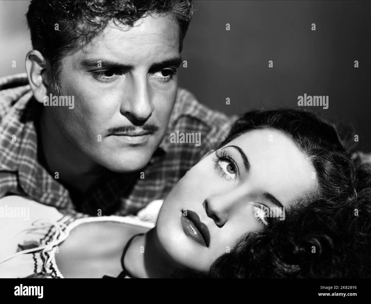 Arturo De Cordova & Dorothy Lamour Film: Una medaglia per Benny (1947) personaggi: Joe Morales (come Arturo de Cordova), Lolita Sierra regista: Irving Pichel 16 aprile 1945 **AVVERTENZA** questa fotografia è solo per uso editoriale ed è copyright di PARAMOUNT e/o del fotografo assegnato dalla Film o dalla Production Company e può essere riprodotta solo da pubblicazioni in concomitanza con la promozione del film di cui sopra. È richiesto un credito obbligatorio a PARAMOUNT. Il fotografo deve essere accreditato anche quando è noto. Nessun uso commerciale può essere concesso senza autorizzazione scritta da parte della Film Company. Foto Stock