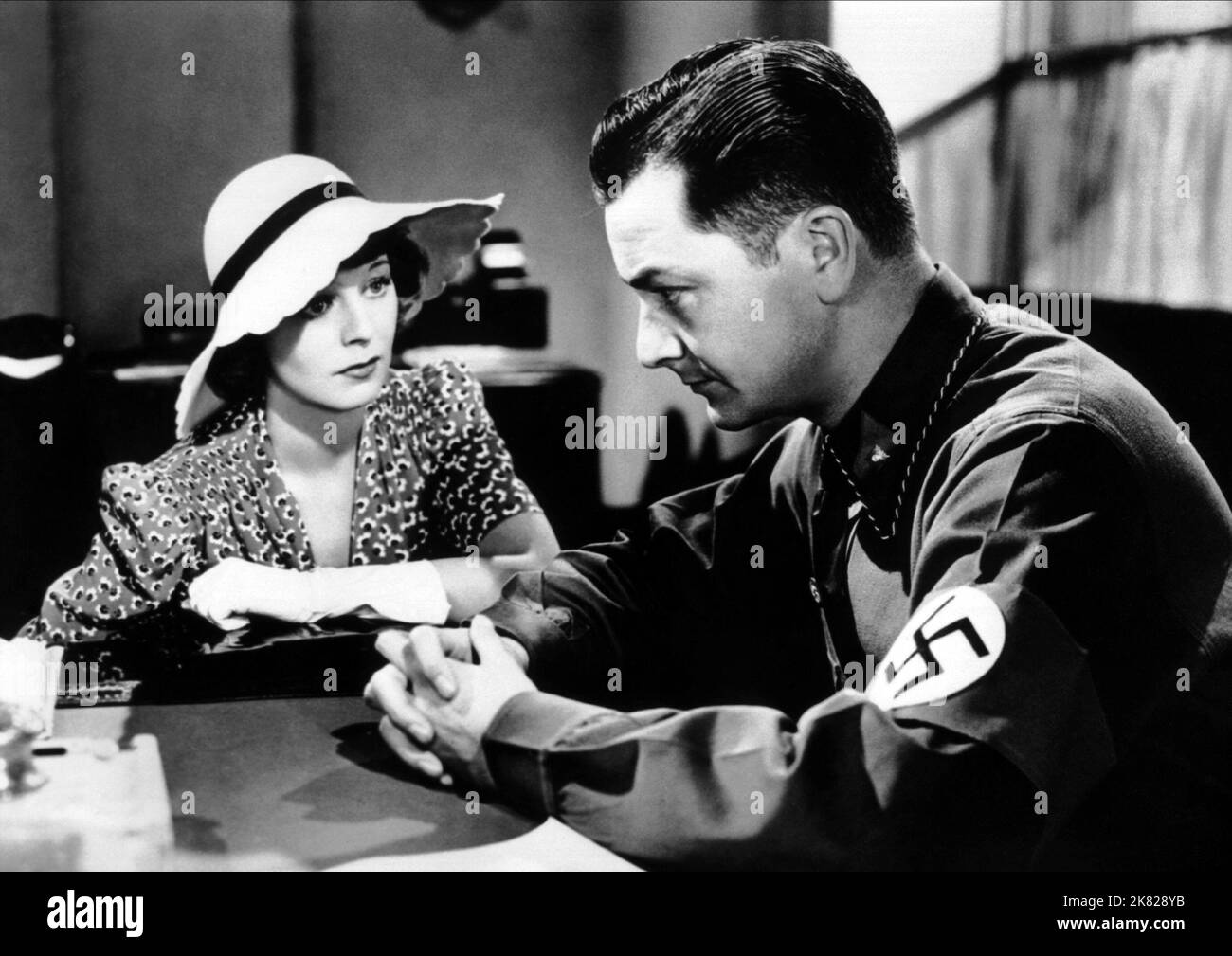 Margaret Sullavan & Robert Young Film: The Mortal Storm (1940) personaggi: Freya Roth, Fritz Marberg regista: Frank Borzage 14 giugno 1940 **AVVERTENZA** questa fotografia è solo per uso editoriale ed è copyright di MGM e/o del fotografo assegnato dalla Film o dalla Production Company e può essere riprodotta solo da pubblicazioni in concomitanza con la promozione del film di cui sopra. È richiesto un credito obbligatorio a MGM. Il fotografo deve essere accreditato anche quando è noto. Nessun uso commerciale può essere concesso senza autorizzazione scritta da parte della Film Company. Foto Stock