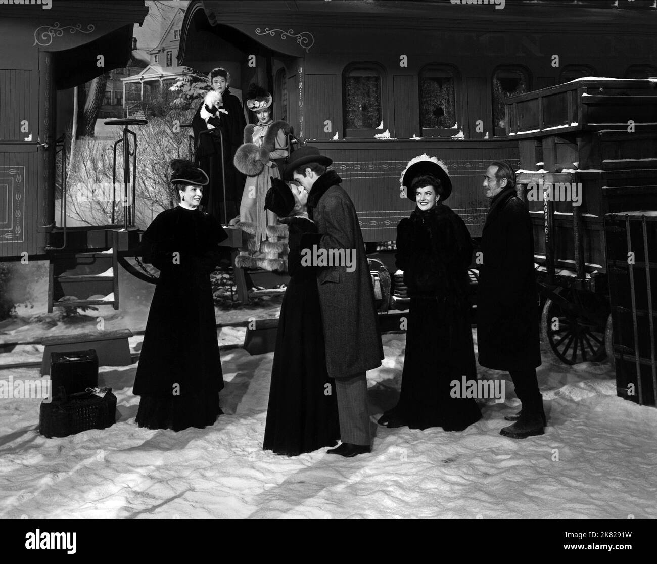 Olive Blakeney, Phyllis Calvert, Robert Hutton, Ella Raines & Henry Stephenson Film: Time out of Mind (1946) personaggi: Sig.ra Fernald, Kate Fernald, Christopher Fortune, Clarissa 'Rissa' Fortune, Wellington Drake regista: Robert Siodmark 05 aprile 1947 **AVVERTENZA** questa fotografia è solo per uso editoriale ed è copyright di UNIVERSAL e/o del fotografo assegnato dalla Film o dalla Production Company e può essere riprodotta solo da pubblicazioni in concomitanza con la promozione del film di cui sopra. È richiesto un credito obbligatorio a UNIVERSAL. Il fotografo dovrebbe anche essere accreditato quando kN Foto Stock