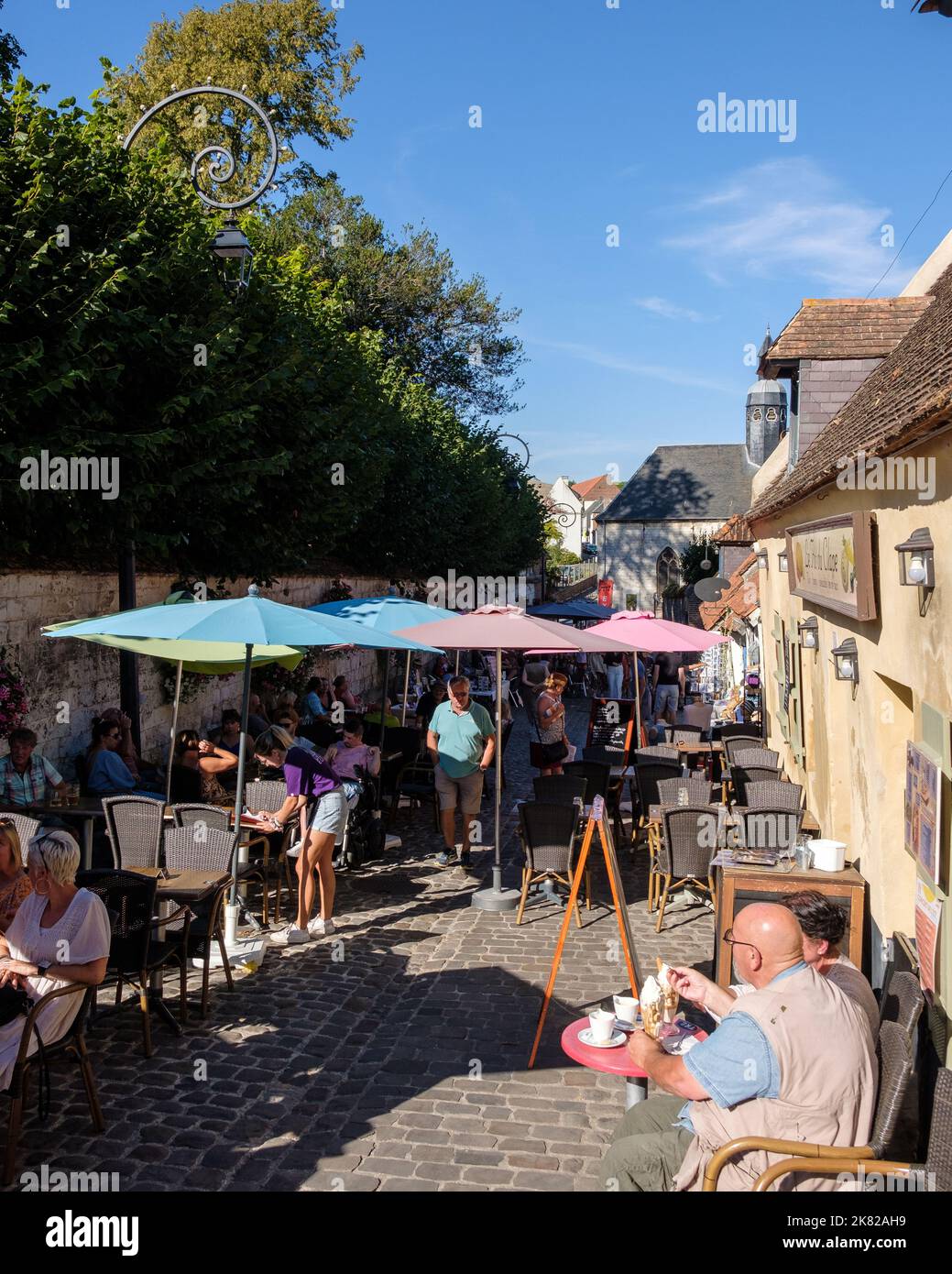 Street caffè cultura fuori le Pot du Clape ristorante nel quartiere artigianale di Montreuil-sur-Mer, Francia Foto Stock