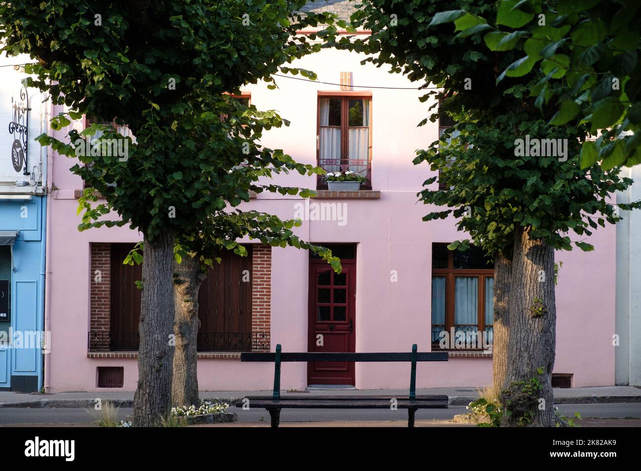 Una casa su Place de Darnetal, Montreuil-sur-Mer, Francia Foto Stock