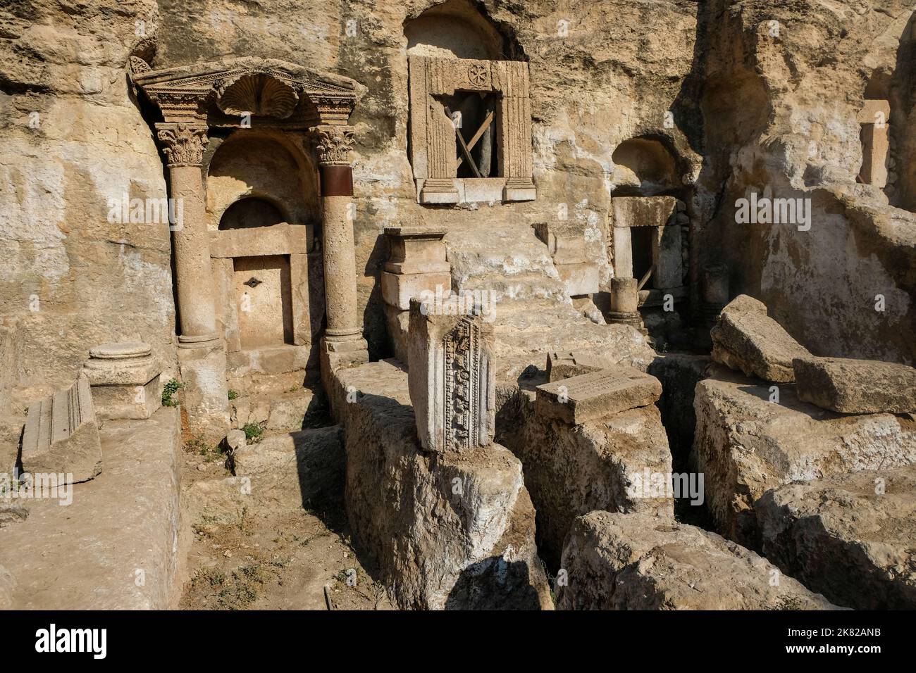 Il sito archeologico della necropoli di Kızılkoyun si trova ai margini delle antiche mura della città di Şanlıurfa, Turchia. Foto Stock