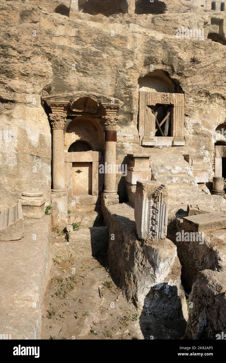 Il sito archeologico della necropoli di Kızılkoyun si trova ai margini delle antiche mura della città di Şanlıurfa, Turchia. Foto Stock
