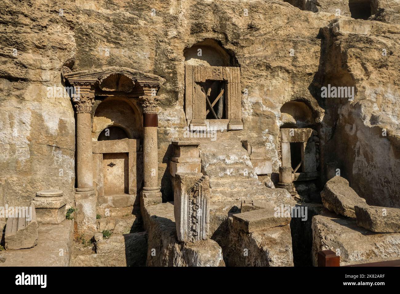 Il sito archeologico della necropoli di Kızılkoyun si trova ai margini delle antiche mura della città di Şanlıurfa, Turchia. Foto Stock