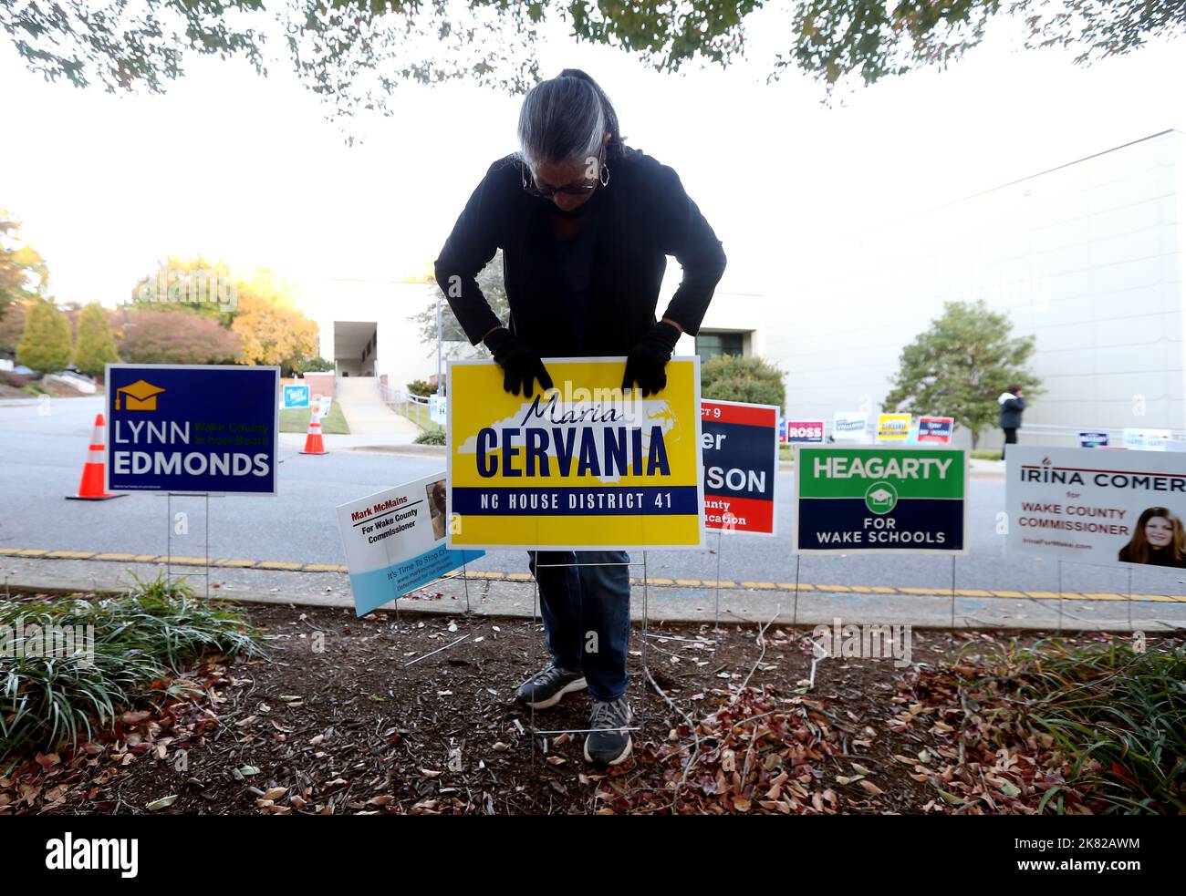 Cary, Carolina del Nord, Stati Uniti. 20th Ott 2022. Il volontario JENNIFER EICHENBERGER ha posto i segni della campagna davanti all'Herbert C. Young Community Center.in Cary, NC, dato che i caroliniani del Nord possono ora votare appena inizia il primo periodo di voto. Le votazioni anticipate dureranno fino al 5 novembre e si terranno gare dal Senato degli Stati Uniti ai seggi locali per le elezioni di medio termine del 2022 con più di 350 sedi di voto one-stop. (Credit Image: © Bob Karp/ZUMA Press Wire) Credit: ZUMA Press, Inc./Alamy Live News Foto Stock