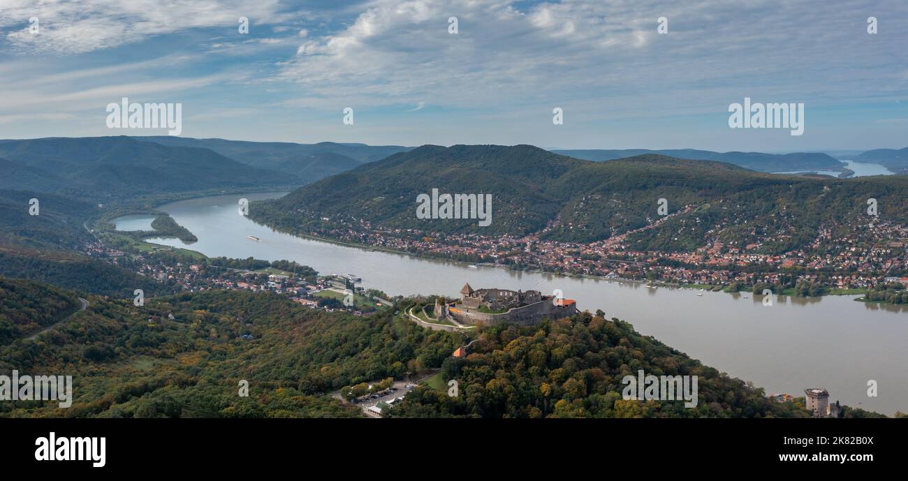 Visegrad, Ungheria - 6 ottobre, 2022: Panorama dell'ansa del Danubio a Visegrad con lo storico Castello di Visegrad in cima alla collina Foto Stock