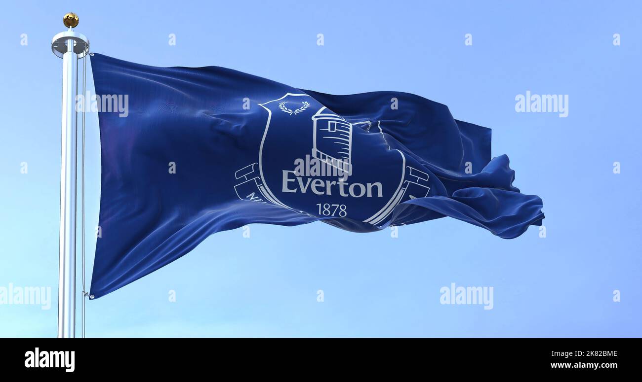 Liverpool, UK, Sept 2022: La bandiera della squadra di calcio di Everton che sventola nel vento. L'Everton FC è una squadra di calcio professionistica con sede a Liverpool, Inghilterra Foto Stock