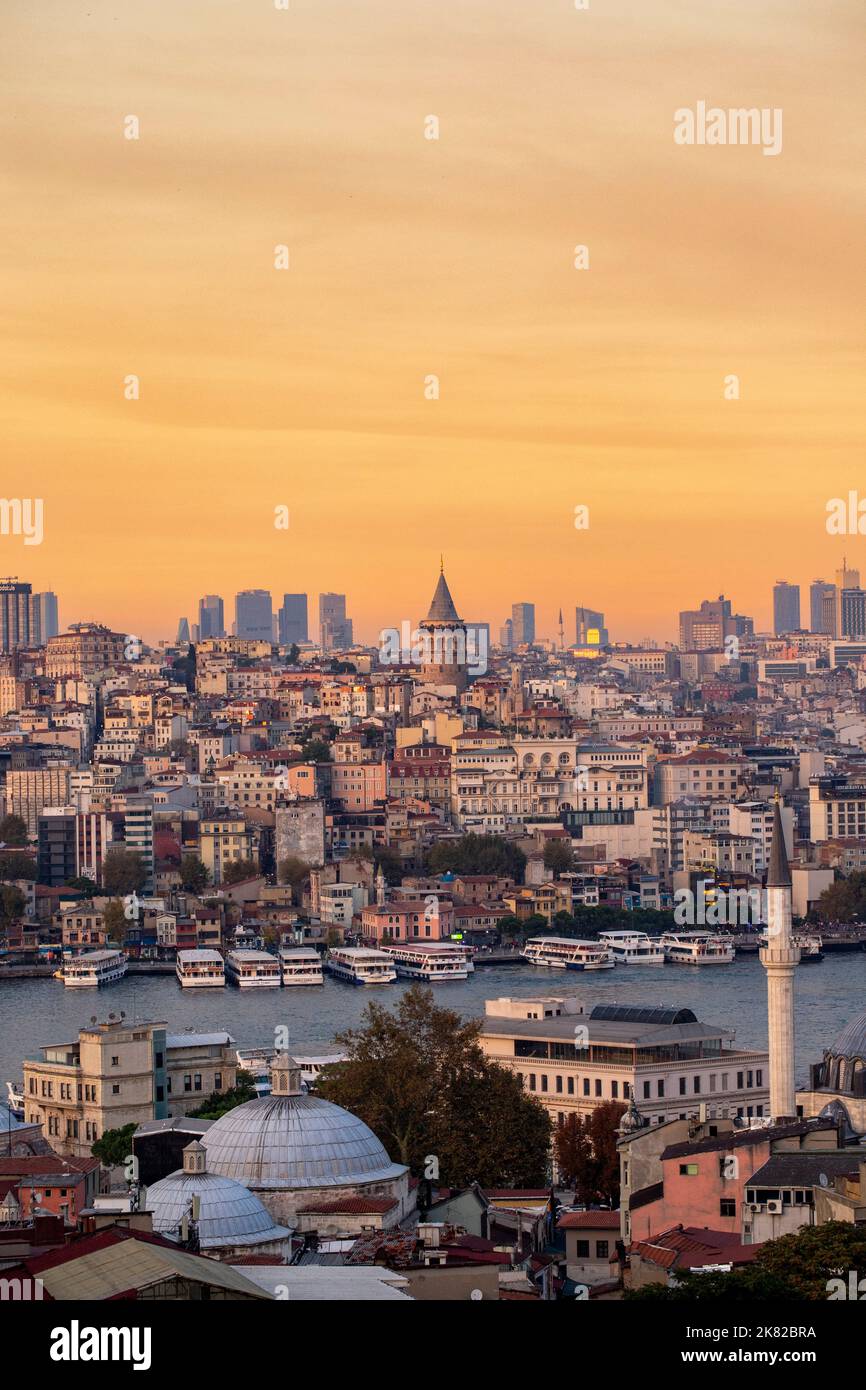 Torre Galata, punto di riferimento della città del 14th° secolo nel mezzo. Monumenti storici di Istanbul Foto Stock