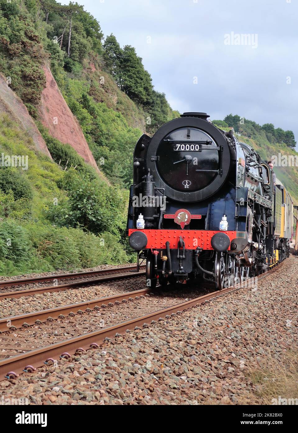 BR Standard Pacific No 70000 Britannia passando Sprey Point, Teignmouth con l'estero English Riviera Express il 30th luglio 2022. Foto Stock