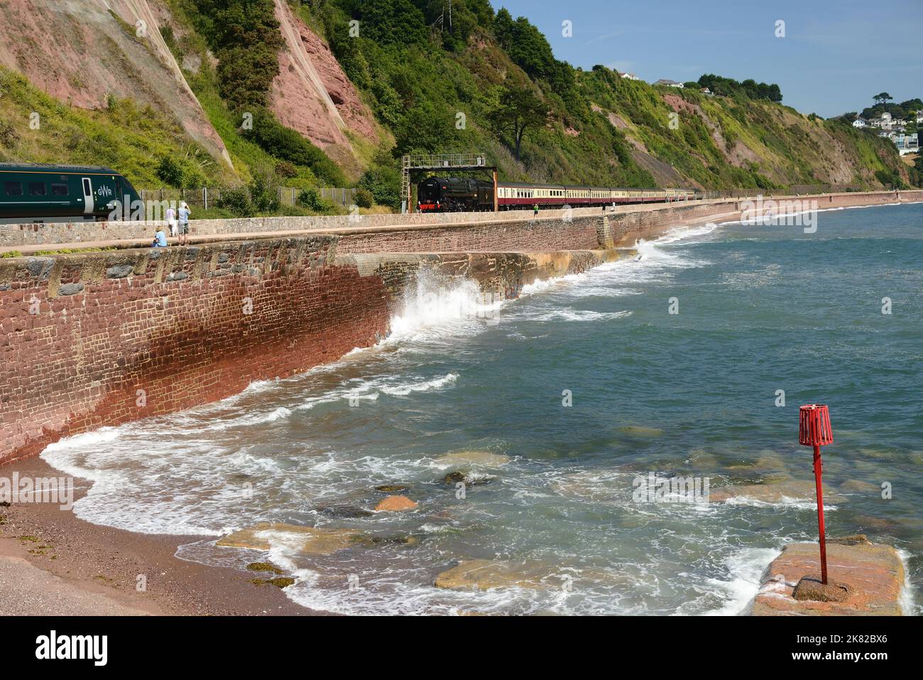 BR Standard Pacific No 70000 Britannia passa un Intercity Express a Sprey Point, Teignmouth con l'English Riviera Express il 6th agosto 2022. Foto Stock