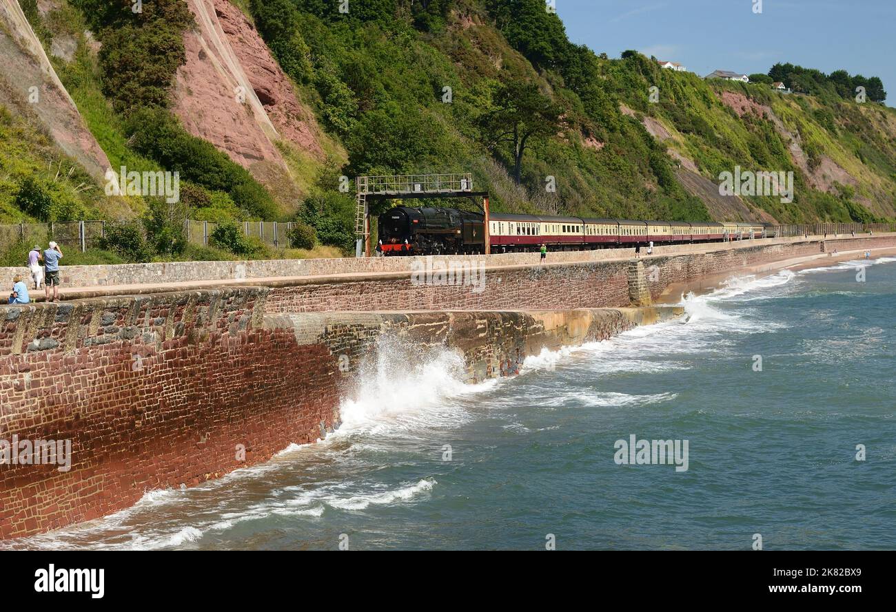 BR Standard Pacific No 70000 Britannia passando Sprey Point, Teignmouth con l'English Riviera Express il 6th agosto 2022. Foto Stock