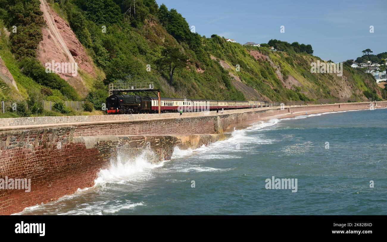 BR Standard Pacific No 70000 Britannia passando Sprey Point, Teignmouth con l'English Riviera Express il 6th agosto 2022. Foto Stock