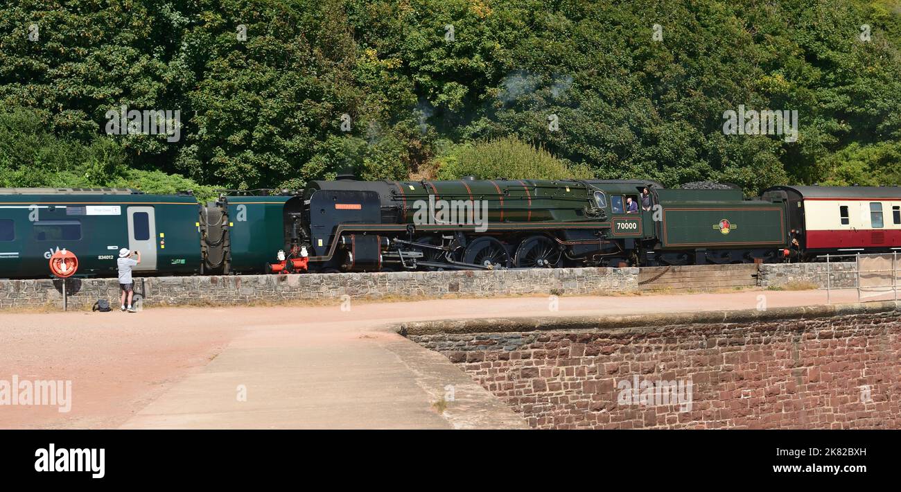 BR Standard Pacific No 70000 Britannia passa un Intercity Express a Sprey Point, Teignmouth con l'English Riviera Express il 6th agosto 2022. Foto Stock