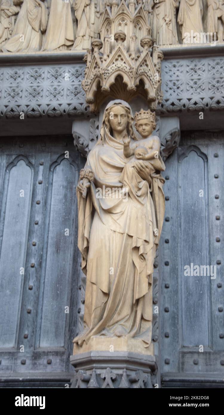 Statua, ingresso nord, Abbazia di Westminster, Westminster, Londra, REGNO UNITO Foto Stock