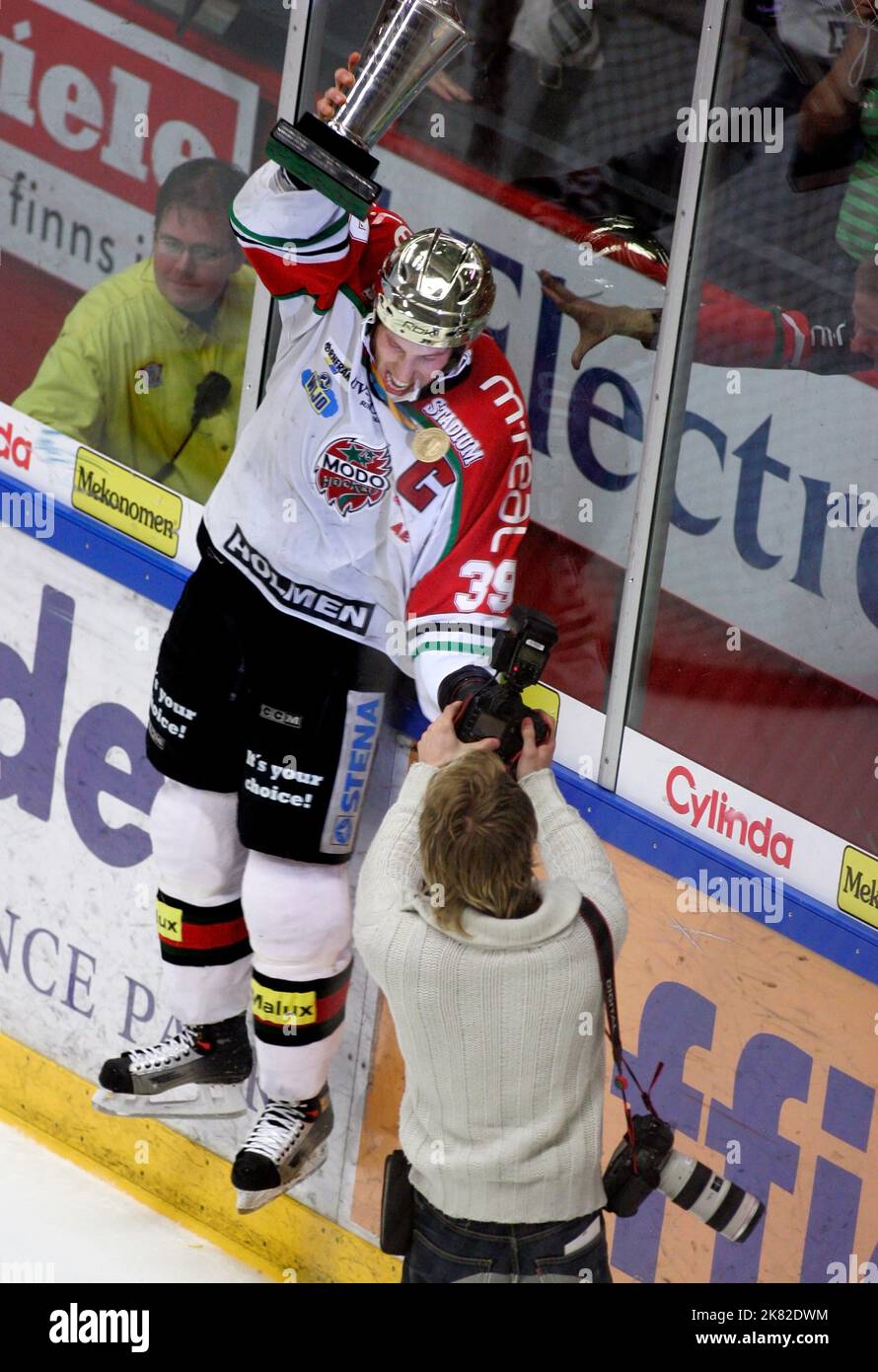 I playoff del Campionato svedese 84th si sono conclusi il 14 aprile, con modo Hockey che ha sconfitto Linköpings HC per vincere il loro secondo titolo di campionato, nel Cloetta Center di Linköping, Svezia. Nella foto: Il numero 39 di modo per Svartvadet festeggia con il trofeo dopo la partita d'oro. Foto Stock