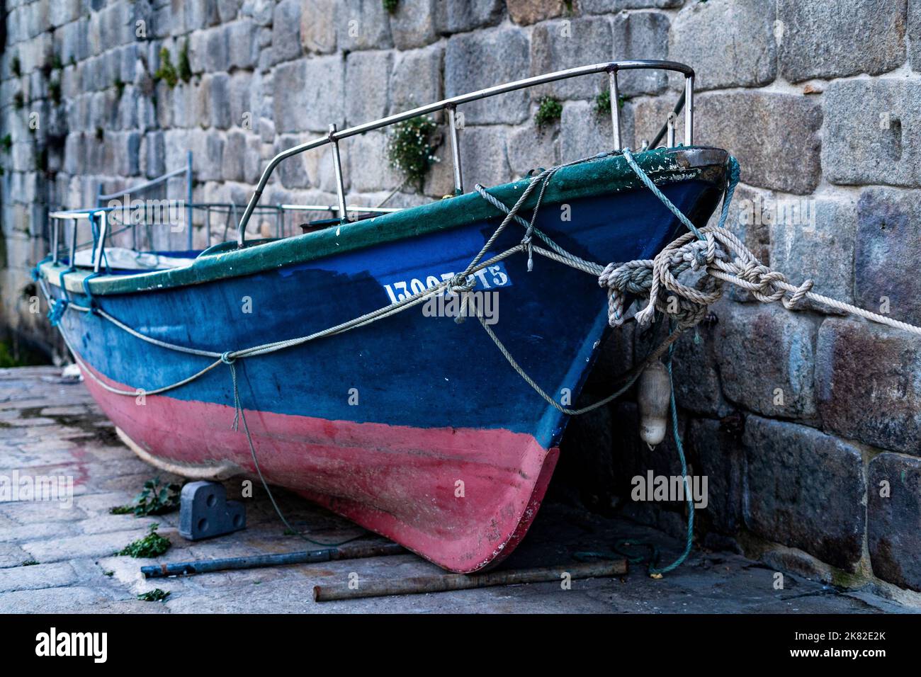 Barca vicino Rio Douro, città di Porto Foto Stock